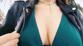 Boobwalk: Cleavage, Blue Shirt