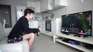 No me deja jugar y me la follo