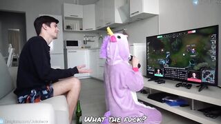 No me deja jugar y me la follo
