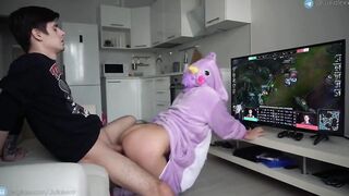 No me deja jugar y me la follo