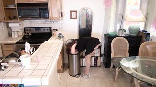 Stepmom stuck into the garbage can needs sex to got