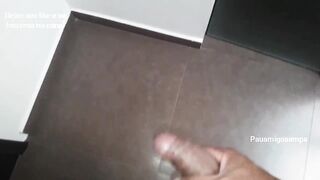 Não consegui esperar a safada sair do banheiro e comi