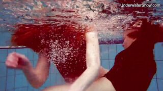 Diana Zelenkina and Simonna Hottie brunettes into the pool