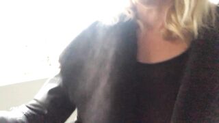 Devote Schlampe Miley Weasel lässt sich im Parkhaus ficken