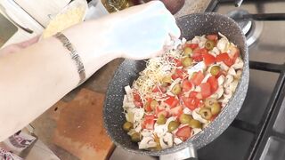 milf Hot mommy continues her naked cooking. Express pizza will