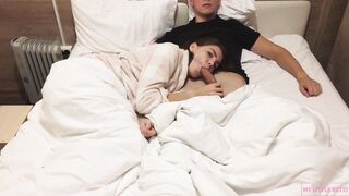beauty give a chilling private head while watching a sex tape
