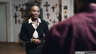 Ebony agent gets fucked to sell a house