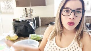 BEAUTY BLONDE INTO THE KITCHEN