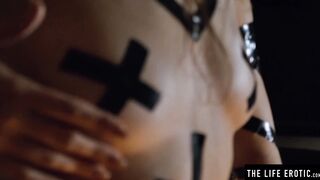 See as this turned on chick massage her cunt to an