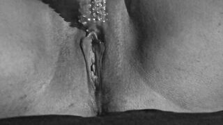 B&W VAGINA\ласкаю свою письку игрушкой