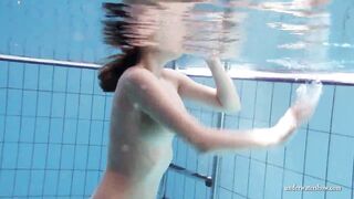 Zuzanna swims nude and vulgar into the pool