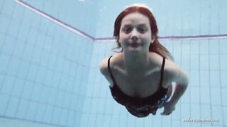 Zuzanna swims nude and vulgar into the pool