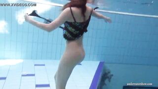 Zuzanna swims nude and vulgar into the pool