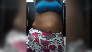 Colombiana se desnuda y se masturba con una botella