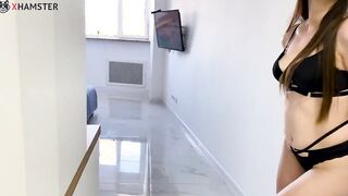 Seduced the courier with a juicy butt and cuckolded her hubby