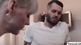 Injured dude analed shemale masseuse