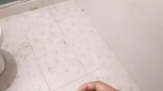 I masturbate while my stepmom takes a shower