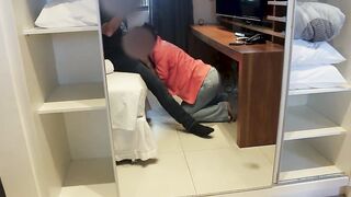 On a business trip, the married woman "Branquinha de Leite" dig some time alone with her co-worker.