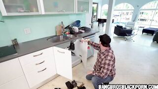 Long booty ebony cougar bathes before sex