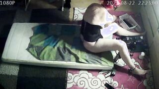 Cougar uses fucking machine and squirts on webcam