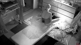 Cougar uses fucking machine and squirts on webcam