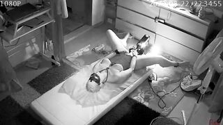 Cougar uses fucking machine and squirts on webcam