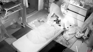 Cougar uses fucking machine and squirts on webcam