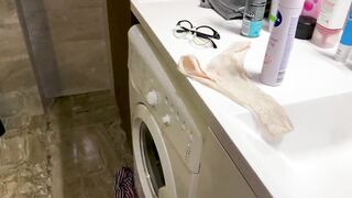 A young pervert looked at his stepmother inside the shower