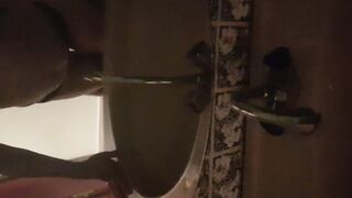 Il ne baise dans des toilettes publiques sur un lavabo