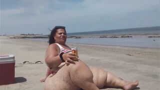 Marineide Ramos dig herself on the beach.