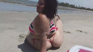 Marineide Ramos dig herself on the beach.
