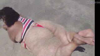 Marineide Ramos dig herself on the beach.
