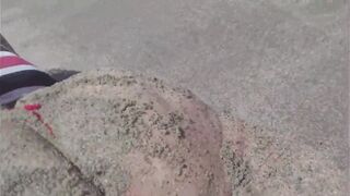 Marineide Ramos dig herself on the beach.