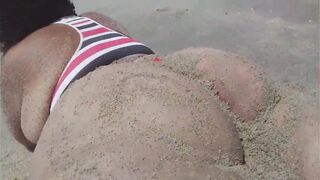 Marineide Ramos dig herself on the beach.