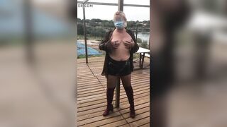 La bourgeoise s'exhibe pendant le confinement