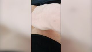 Italiana si sgrilletta la fica pelosa di nascosto into bagno