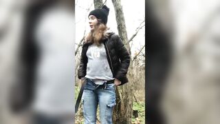 Italiana abbassa le mutandine e si infila due dita nel