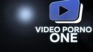 Julie profite d'un jeune technicien pour s'offrir une bonne baise