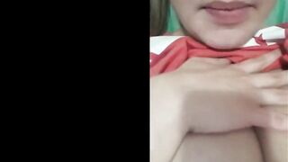 Ragazzina italiana succhia il sex toy e mostra le tettone