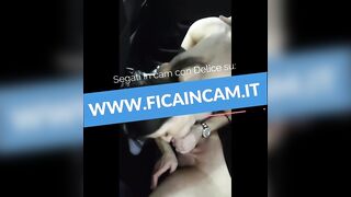 Dopo un veloce pompino si fa sborrare sul viso dal