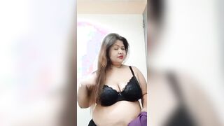 Older cougar sexy fingers and masturbate