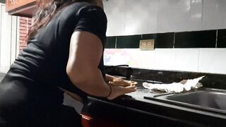 The service women give me a tasty fellatio inside the kitchen