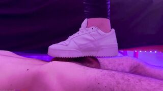 Aggressive Sneaker Shoejob into Leather Pants