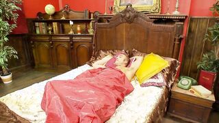Blonde geile Mom mit harten Nippel fickt und blaesst
