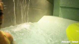 Pocahontas dando o cuzinho e a buceta na piscina (SEM