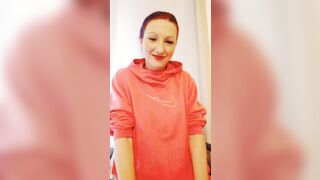 Delia si masturba prima del live e gode