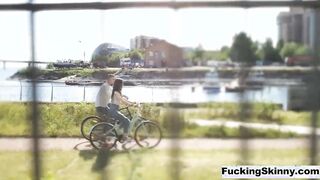 Thin Rides a penis