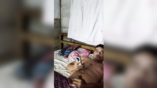 Descubro Ami primo masturbandose y le hago un delicioso oral