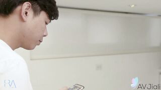 Xu Xiaoxin shows her client she will do anything to