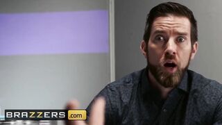 Brazzers -Oiled up Cali Carter serves her phat butt for